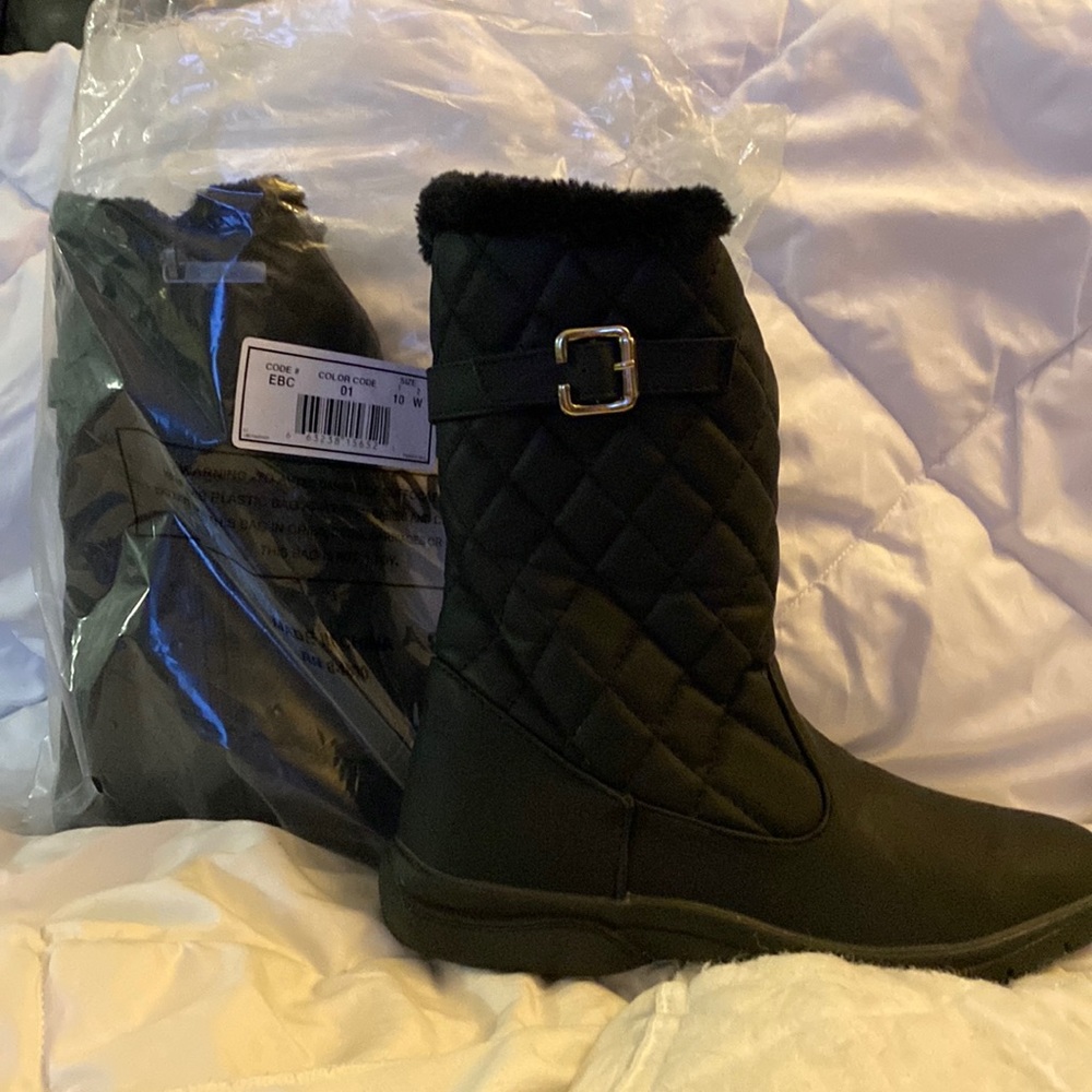 Black snow boots